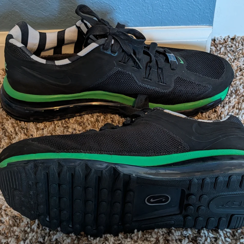 Nike Men's Black and Green Running Shoes - Picture 4 of 6